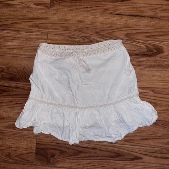 White mini Skirt with Braided Waistband - Picture 5 of 7